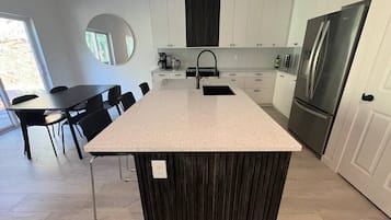 Refrigerador, microondas, horno y parrilla de estufa