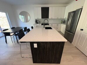 Fridge, microwave, oven, stovetop - Mountain Foresty Haven and Spa (Kelso)