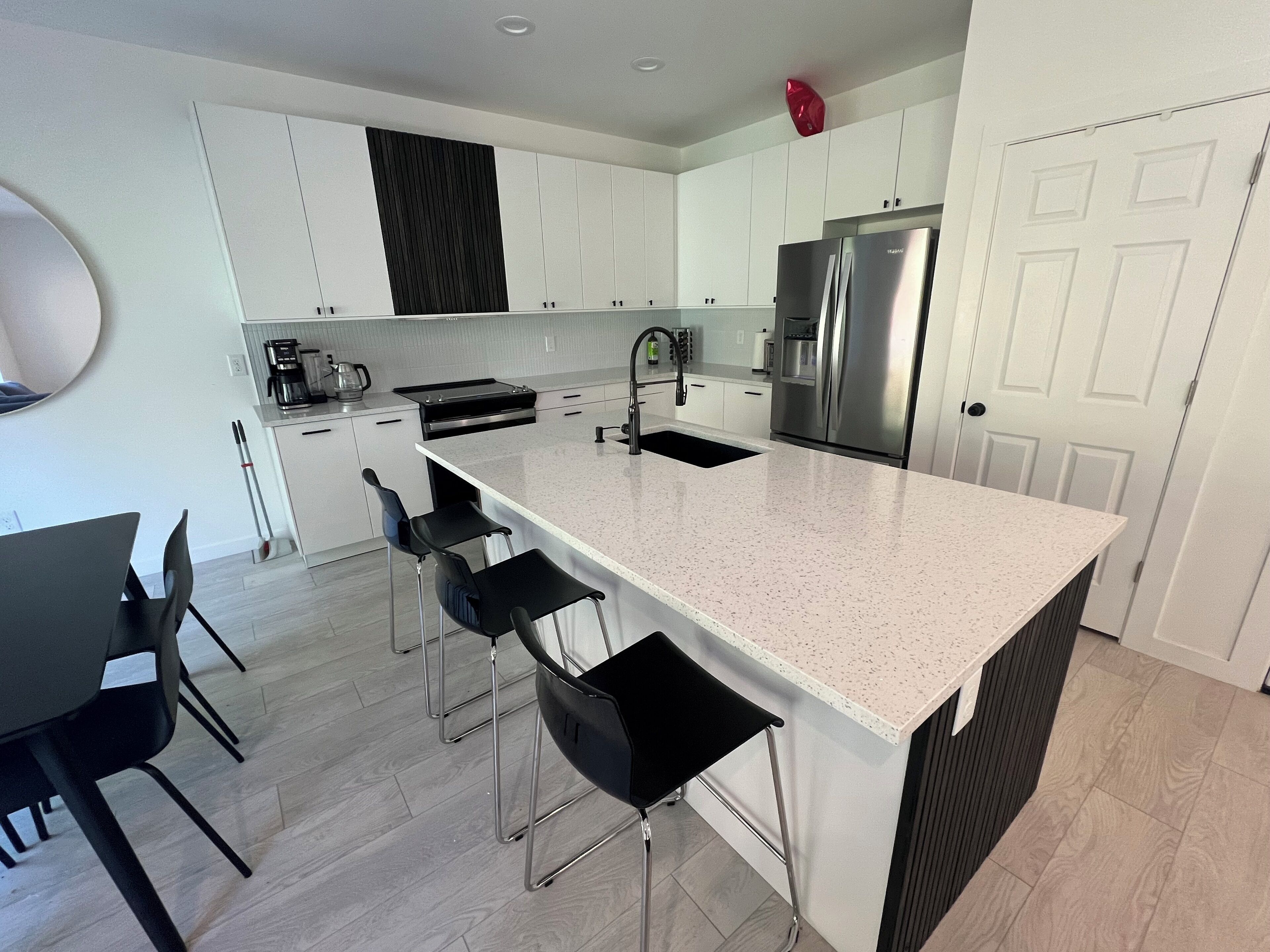 Refrigerador, microondas, horno, placa de cocina