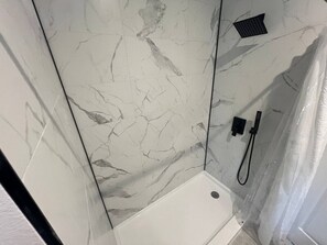 Douche, sèche-cheveux