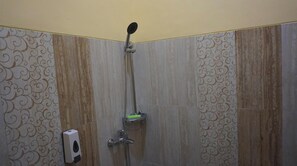 غرفة ديلوكس مزدوجة | حمام | تجهيزات دش، مناشف، صابون