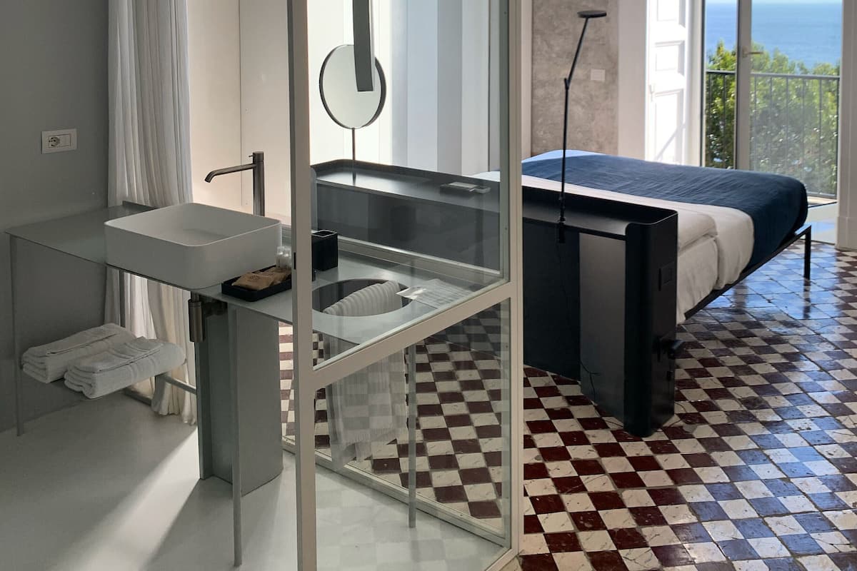 Deluxe Room | In-room safe, iron/ironing board, free WiFi, bed sheets