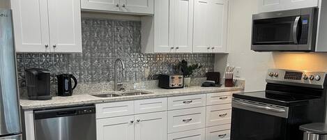 Refrigerador, microondas, horno, placa de cocina