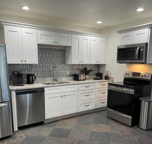 Refrigerador, microondas, horno, placa de cocina