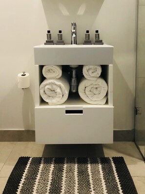 Shower, hair dryer, towels, soap - Modern 1-bed apartment in Seapoint, Cape Town with rooftop pool, beach access (Cape Town)