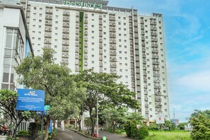 Front of property - OYO 94150 Gateway Apartment Pasteur By Eldian (Cimahi)