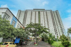 Front of property - OYO 94150 Gateway Apartment Pasteur By Eldian (Cimahi)