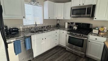 冰箱、微波炉、烤箱、炉灶