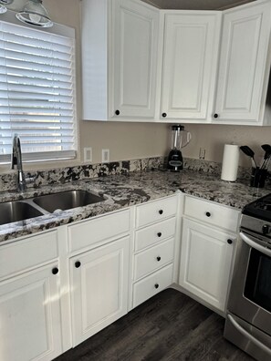 Kylskåp, mikrovågsugn, ugn och spishäll