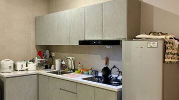 Fridge, blender, cookware/dishes/utensils, ice maker