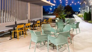 Outdoor dining - Home2 Suites BY Hilton Effingham (Effingham)