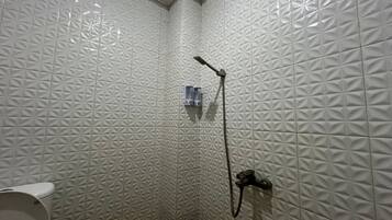 Kamar Double Standar | Kamar mandi | Shower, handuk, dan sabun