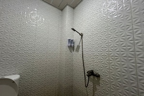 Chambre Double Standard | Salle de bain | Douche, serviettes fournies, savon