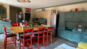 84-cm flat-screen TV with cable channels