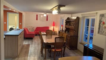Gîte : La Cigogne Rouge | Living area | 84-cm flat-screen TV with cable channels