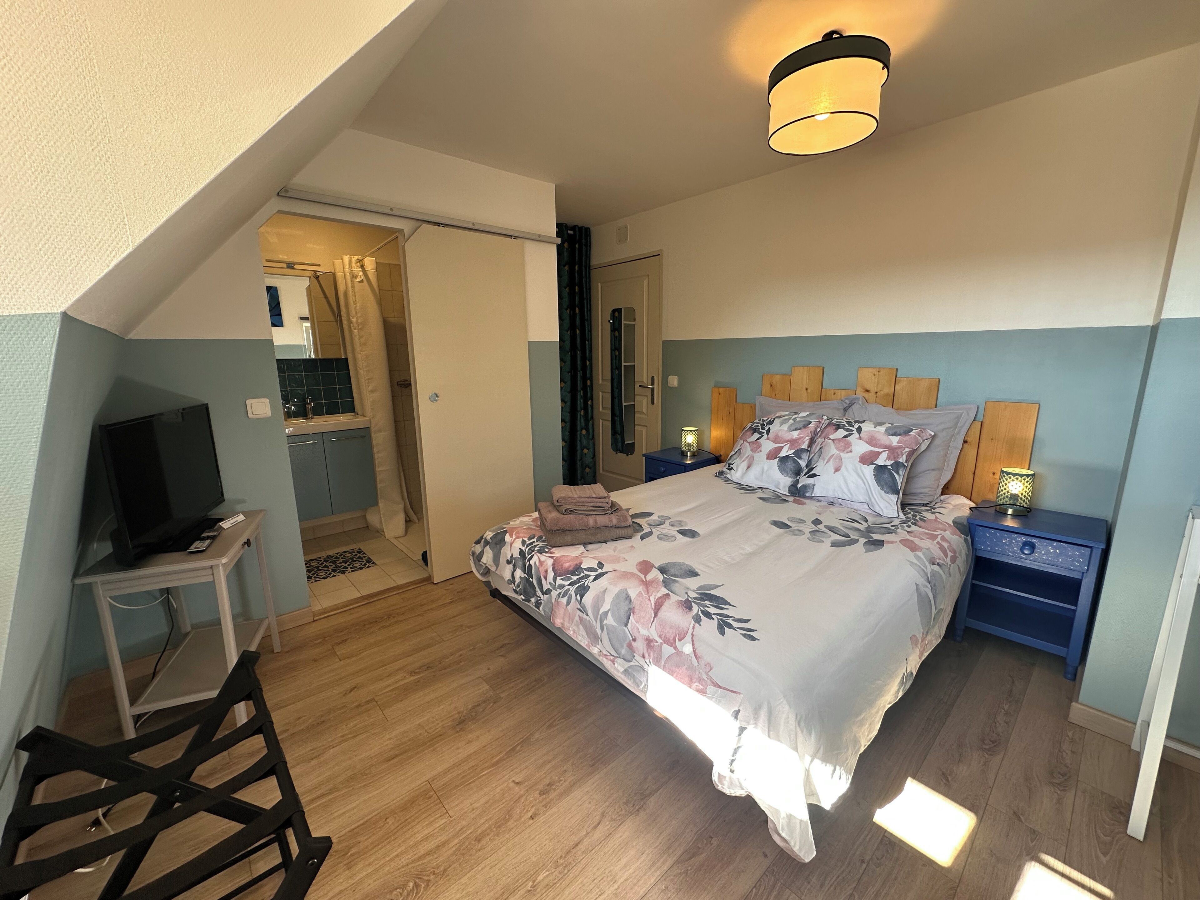 Cortinas blackout, wifi gratis y ropa de cama 