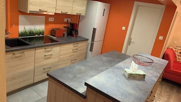 Gîte : La Cigogne Rouge | Private kitchen | Electric kettle, highchair