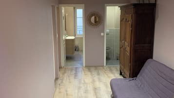 Gîte : La Cigogne Rouge | Living area | 84-cm flat-screen TV with cable channels