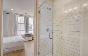 Bathroom - Waverly on A sweet home (Los Angeles)