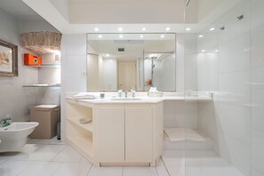 Dusche, Haartrockner, Bidet, Handtücher