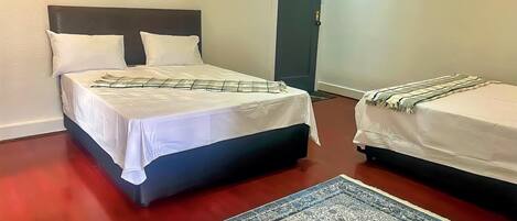 5 dormitorios, tabla de planchar con plancha, cuna de viaje y wifi