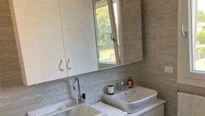 A modern bathroom with two sinks, a large mirror, and a window. - RENTAL ROOMS "AT THE GRANDFATHER'S HOUSE" convenient, strategic and quiet site (Campodarsego)