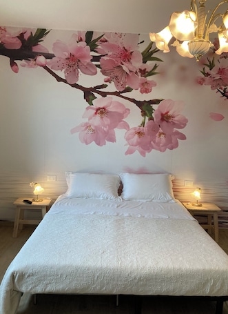 2 bedrooms, travel cot, WiFi, bed sheets. RENTAL ROOMS "AT THE GRANDFATHER'S HOUSE" convenient, strategic and quiet site