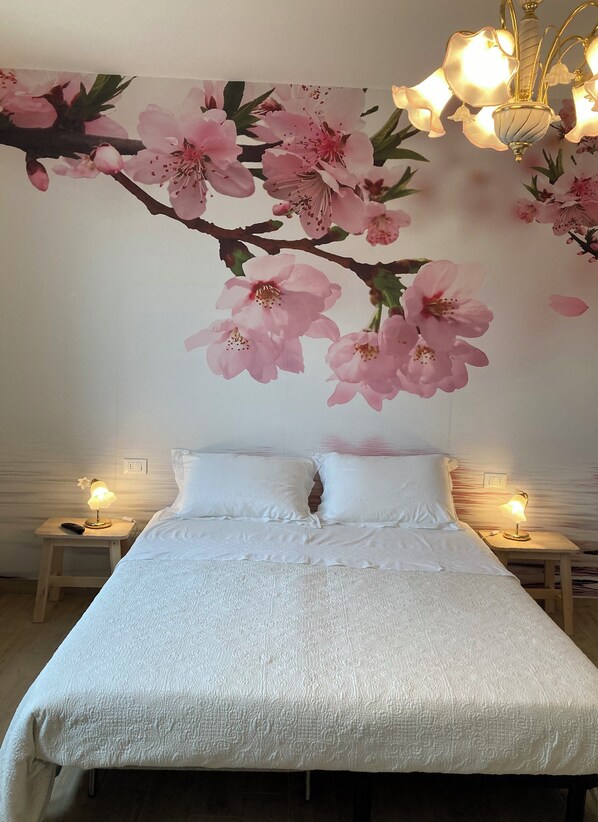 2 bedrooms, travel cot, WiFi, bed sheets