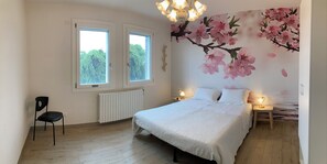 2 bedrooms, travel cot, WiFi, bed sheets