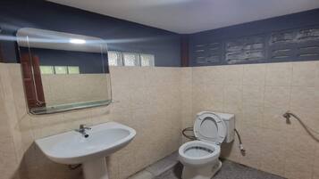 Habitació doble Deluxe | Bany | Dutxa i tovalloles