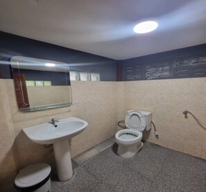 Deluxe Double Room | Bathroom | Shower, towels - Metathsana Resort (Ayutthaya)