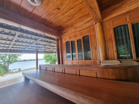 Vista frontal de la propiedad