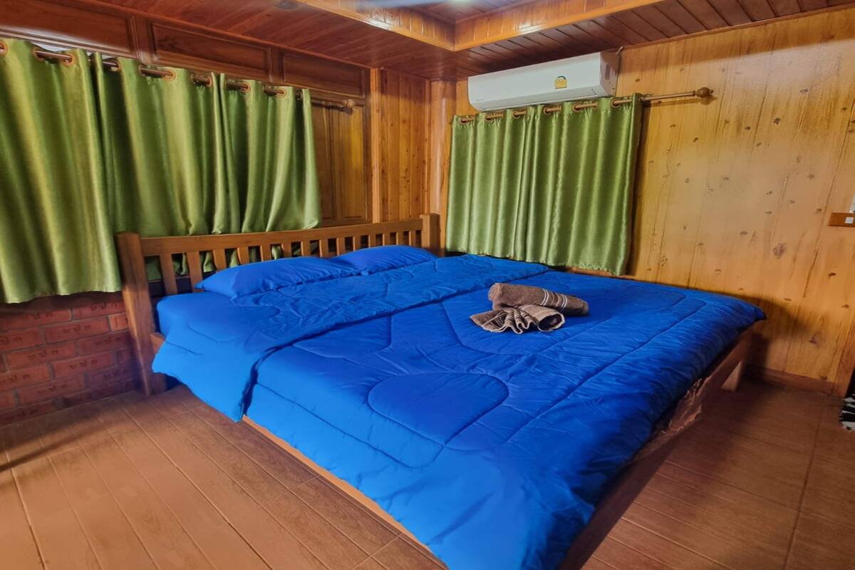 Phòng đôi Deluxe | Bàn, bộ trải giường 