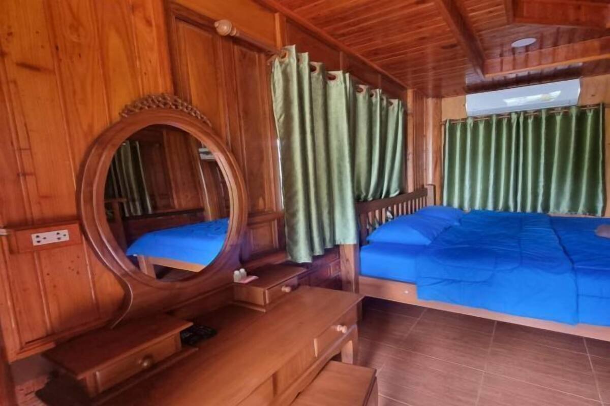 Bàn, bộ trải giường 