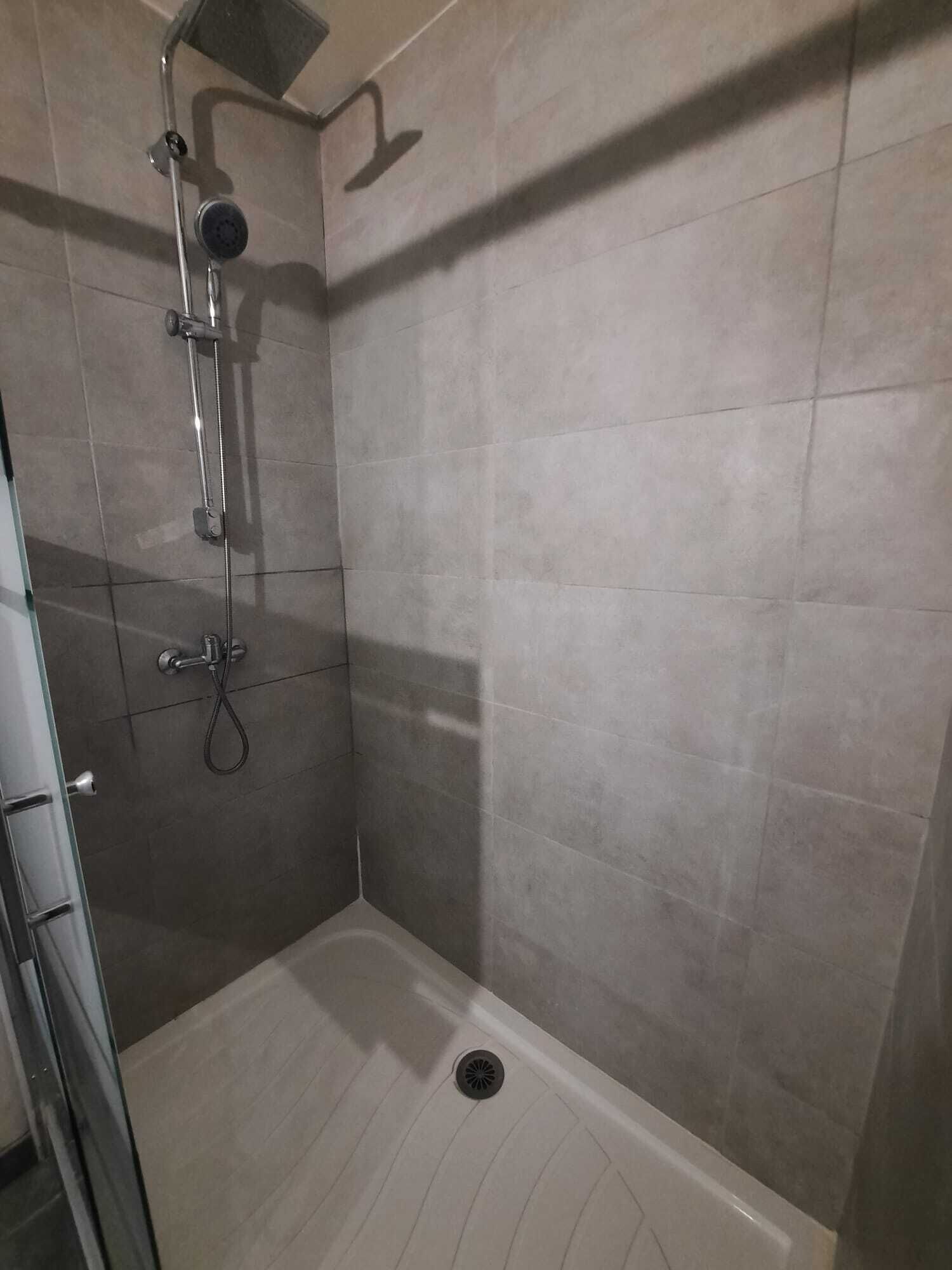 Ducha, secador de pelo, toallas y jabón