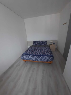 1 Schlafzimmer, Reisekinderbett, kostenloses WLAN, Bettwäsche