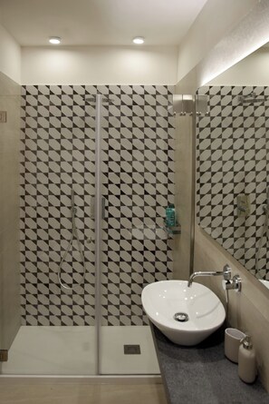 Bruser, hårtørrer, bidet, håndklæder