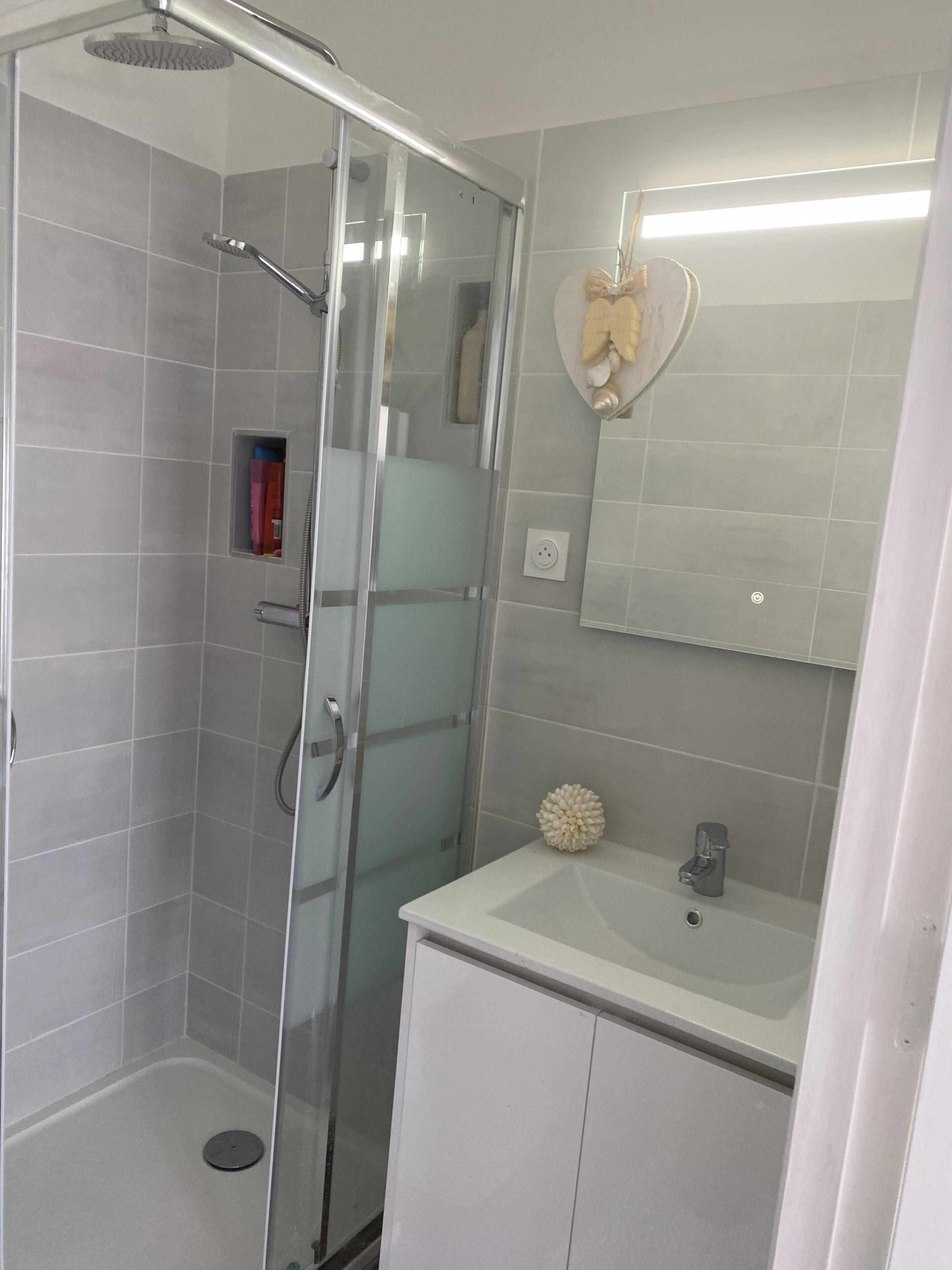 Serviettes fournies, papier toilette