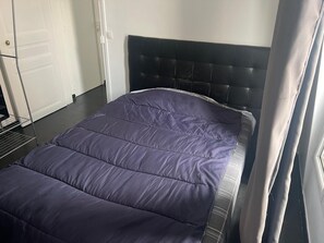 1 bedroom, bed sheets