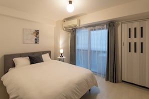 Individually decorated, individually furnished, desk, laptop workspace - Dotonbori East Residence Haru (Osaka)