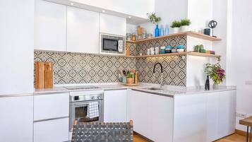 Cafetera/tetera, tostadora, silla alta para bebés