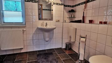 Een haardroger, handdoeken, zeep, toiletpapier