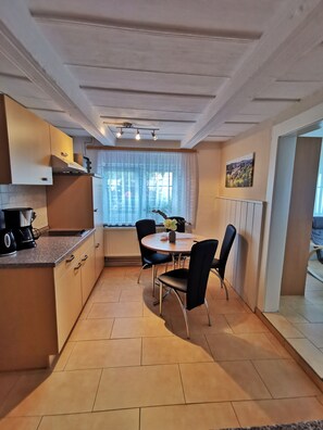 Fridge, stovetop, coffee/tea maker, electric kettle - Auszeit an der Spree Ferienwohnung Neusalza-spremberg (Neusalza-Spremberg)