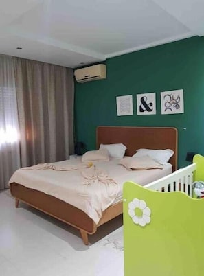 3 bedrooms, iron/ironing board, WiFi, bed sheets