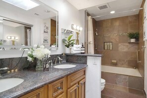Doccia, vasca idromassaggio, asciugacapelli, bidet