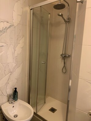 Haartrockner, Handtücher, Seife, Toilettenpapier