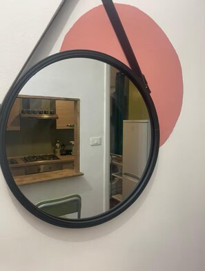 Kjøleskap, ovn, kokeplater og kaffetrakter/tekoker