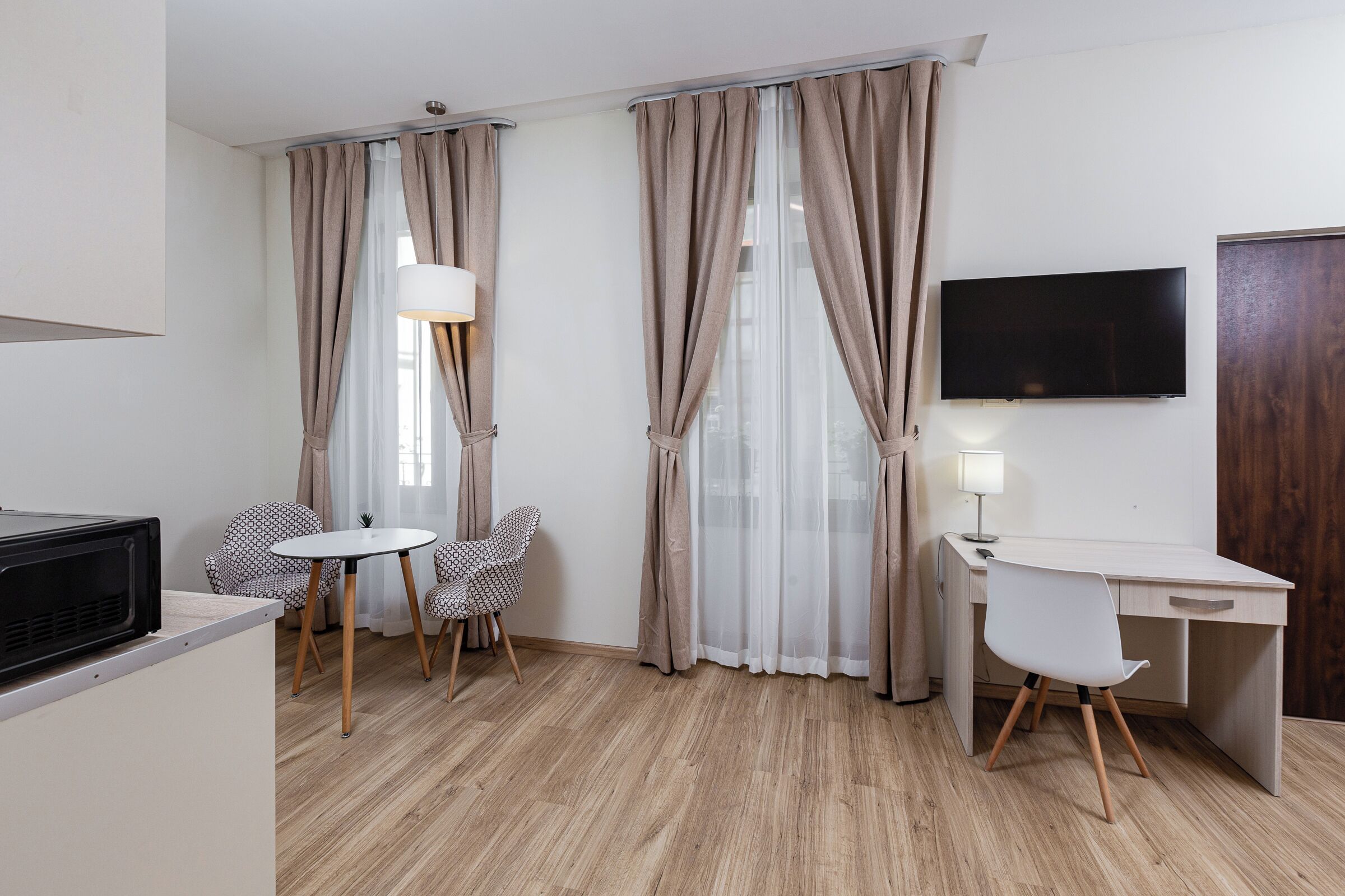 Family Apartment | Peralatan tempat tidur hipoalergenik, peti besi dalam bilik, meja 