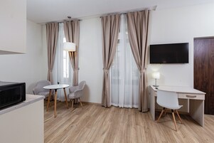Hypo-allergenic bedding, in-room safe, desk, laptop workspace