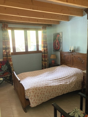 1 dormitorio y tabla de planchar con plancha